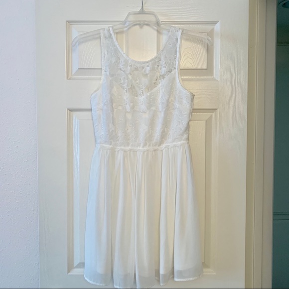 White dress - Picture 1 of 3